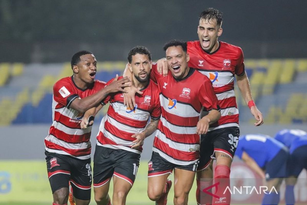Berikut adalah beberapa alternatif judul untuk artikel tentang Madura United yang sedang dalam motivasi tinggi menjelang pertandingan melawan PSIS Semarang:

1. **"Madura United Siap Tempur: Motivasi Tinggi Jelang Pertandingan Melawan PSIS Semarang"**
2. **"Kebangkitan Madura United: Semangat Juang Menyambut PSIS Semarang"**
3. **"Madura United Bertekad Raih Kemenangan atas PSIS Semarang"**
4. **"Semangat Membara: Madura United Hadapi PSIS Semarang dengan Penuh Motivasi"**
5. **"Persiapan Matang Madura United: Menatap Pertarungan Melawan PSIS Semarang"**
6. **"Madura United: Optimisme dan Motivasi Tinggi Jelang Duel Melawan PSIS Semarang"**
7. **"Energi Positif Madura United: Bersiap Hadapi Tantangan dari PSIS Semarang"**

Silakan pilih atau modifikasi sesuai kebutuhan!
