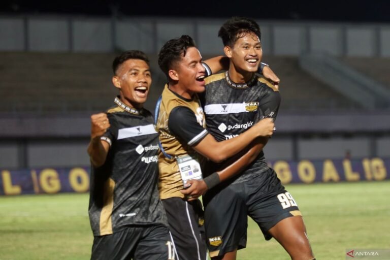 Berikut adalah beberapa alternatif judul untuk “Septian tak risaukan persaingan di lini depan timnas Indonesia”:

1. “Septian Tenang Hadapi Persaingan di Lini Depan Timnas Indonesia”
2. “Septian Optimis Meski Persaingan di Lini Depan Timnas Indonesia Ketat”
3. “Septian Yakin Dapat Bersinar di Lini Depan Meski Ada Persaingan”
4. “Septian tidak Khawatir dengan Ketatnya Persaingan di Sektor Depan Timnas Indonesia”
5. “Septian Mantap Meski Harus Hadapi Tantangan di Lini Serang Timnas Indonesia”
6. “Septian: Persaingan di Lini Depan Justru MemotivasiSaya”
7. “Septian Berfokus pada Performa, Tak Khawatir Akan Persaingan di Timnas”
8. “Septian Siap Bersaing untuk Tempat di Lini Depan Timnas Indonesia”

Semoga alternatif-alternatif judul ini sesuai dengan yang Anda cari!