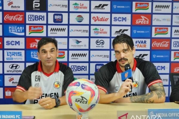Pelatih Carlos Almeida: Ringankan Beban Pemain Semen Padang Pelatih Carlos Almeida: Ringankan Beban Pemain Semen Padang