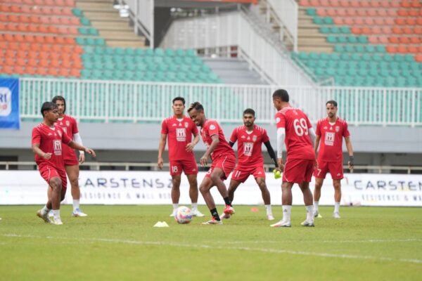 Here are some alternate title suggestions for "Tahar: Pertahanan Malut United Siap Adang Dewa United":

1. "Tahar: Malut United Bersiap Menghadapi Dewa United"
2. "Tahar: Pertahanan Malut United Siap Hadapi Tantangan Dewa United"
3. "Tahar: Malut United Siap Pertahankan Kekuatan Melawan Dewa United"
4. "Tahar: Strategi Malut United untuk Menang Melawan Dewa United"
5. "Tahar: Malut United Bertahan Kuat Hadapi Dewa United"
6. "Tahar: Persiapan Malut United untuk Duel dengan Dewa United"
7. "Tahar: Malut United Menyiapkan Pertahanan Terbaik Lawan Dewa United"
8. "Tahar: Menghadapi Dewa United, Malut United Optimis dengan Pertahanan"

Feel free to mix and match elements from these suggestions!