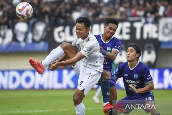 Persita Tahan Imbang Persib dalam Drama Empat Gol