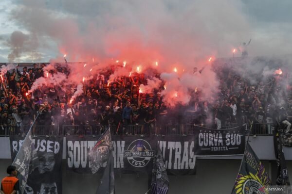 Gemuruh Suar dan Petasan: Laga Persita vs Persib Terhenti Sementara Gemuruh Suar dan Petasan: Laga Persita vs Persib Terhenti Sementara