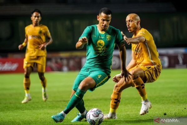 Persebaya Resmi Perkenalkan Leo Lelis Sebagai Pemain Asing Ke-9 Persebaya Resmi Perkenalkan Leo Lelis Sebagai Pemain Asing Ke-9