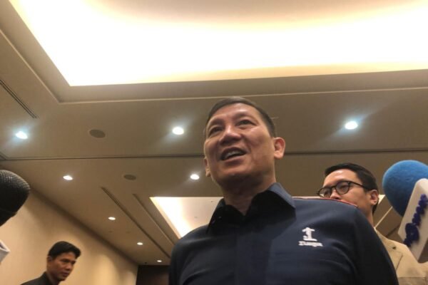 Berikut adalah beberapa alternatif judul untuk “Alasan FIFA Belum Beri Izin Kehadiran Suporter Away di Super League”:
1. “Mengapa FIFA Belum Mengizinkan Suporter Tamu di Super League?”
2. “FIFA Masih Belum Izinkan Kehadiran Suporter Away di Super League: Inilah Alasannya”
3. “Tunggu Dulu! Alasan di Balik Larangan Suporter Away di Super League oleh FIFA”
4. “FIFA Menjelaskan Kenapa Suporter Jauh Belum Diizinkan di Super League”
5. “Alasan Keselamatan: Mengapa Suporter Tamu Belum Diterima di Super League oleh FIFA”
6. “Kebijakan FIFA: Mengapa Suporter Away Tidak Dapat Hadir di Super League?”
Anda bisa memilih salah satu atau mengadaptasi sesuai kebutuhan! Berikut adalah beberapa alternatif judul untuk "Alasan FIFA Belum Beri Izin Kehadiran Suporter Away di Super League":
1. "Mengapa FIFA Belum Mengizinkan Suporter Tamu di Super League?"
2. "FIFA Masih Belum Izinkan Kehadiran Suporter Away di Super League: Inilah Alasannya"
3. "Tunggu Dulu! Alasan di Balik Larangan Suporter Away di Super League oleh FIFA"
4. "FIFA Menjelaskan Kenapa Suporter Jauh Belum Diizinkan di Super League"
5. "Alasan Keselamatan: Mengapa Suporter Tamu Belum Diterima di Super League oleh FIFA"
6. "Kebijakan FIFA: Mengapa Suporter Away Tidak Dapat Hadir di Super League?"
Anda bisa memilih salah satu atau mengadaptasi sesuai kebutuhan!