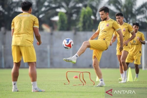 Here are a few alternate titles for "Madura United bidik bek asing anyar asal Afrika":

1. "Madura United Target New African Defender"
2. "Madura United Sets Sights on New African Signing"
3. "Madura United Pursues New African Foreign Defender"
4. "Madura United Eyes African Defender Recruitment"
5. "Madura United Aims to Sign African Defender"
6. "Madura United's Ambitious Move for African Defender"
7. "Madura United on the Hunt for New African Talent"
8. "Madura United's Strategic Bid for African Defender"

Feel free to choose any of these or modify them to better fit your needs!