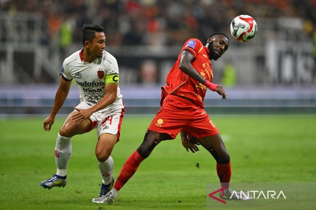 Berikut adalah beberapa alternatif judul untuk berita tentang hasil imbang pertandingan Bali United versus Persija:

1. "Bali United Berhasil Menahan Imbang Persija dengan Skor 1-1"
2. "Drama Imbang: Bali United dan Persija Same-Sama Saling Kunci di Angka 1"
3. "Pertandingan Seru: Bali United dan Persija Akhiri Pertarungan dengan Skor 1-1"
4. "Bali United Genggam Hasil Imbang di Markas Persija: Skor 1-1"
5. "Bali United dan Persija Berbagi Poin Dalam Pertandingan Berakhir 1-1"
6. "Skor Imbang: Bali United Tahan Laju Persija di Kandangnya dengan 1-1"
7. "Bali United dan Persija: Pertandingan Berakhir Saling Kunci di Skor 1-1"

Silakan memilih yang paling sesuai atau menggabungkan beberapa ide!