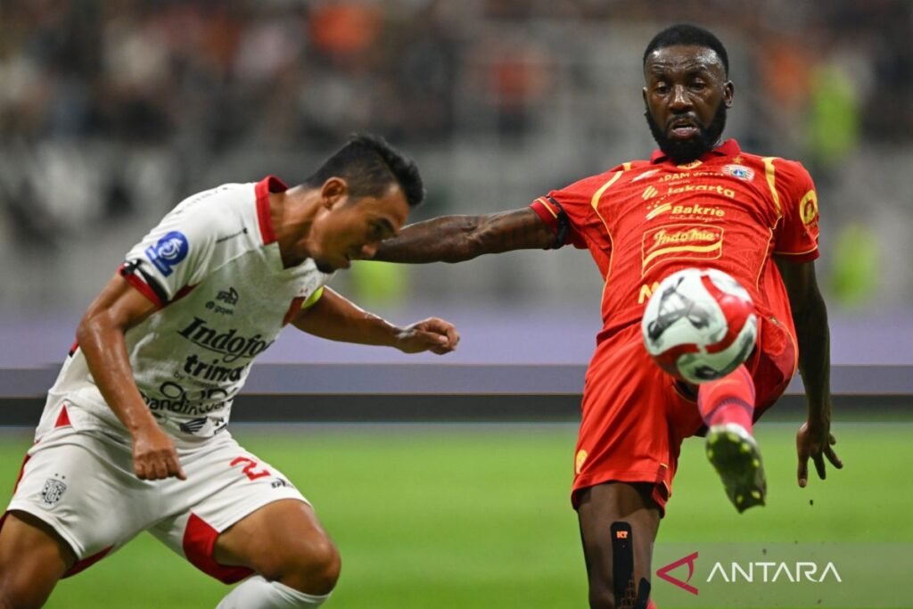 Here are some alternate titles for "Gol debut Bruno Tubarao jaga rekor tak terkalahkan Persija":

1. "Bruno Tubarao: Gol Pertama dan Rekor Tak Terkalahkan Persija"
2. "Debut Gemilang Bruno Tubarao: Membangun Sejarah Tak Terpatahkan di Persija"
3. "Bruno Tubarao Cetak Gol Perdana, Pertahankan Dominasi Persija"
4. "Gol Debut yang Mengukuhkan Rekor Persija: Bruno Tubarao Bersinar"
5. "Bruno Tubarao Borong Gol Pertama, Rekor Persija Tetap Aman"
6. "Momen Bersejarah: Gol Pertama Bruno Tubarao dan Keberlangsungan Rekor Persija"
7. "Rekor Persija Tak Terkalahkan: Berkat Gol Debut dari Bruno Tubarao"
8. "Bruno Tubarao Mengukir Nama: Gol Debut dan Rekor Persija yang Kuat"

Feel free to choose any of these or modify them further!
