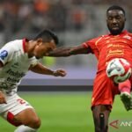 Here are some alternate titles for "Gol debut Bruno Tubarao jaga rekor tak terkalahkan Persija":

1. "Bruno Tubarao: Gol Pertama dan Rekor Tak Terkalahkan Persija"
2. "Debut Gemilang Bruno Tubarao: Membangun Sejarah Tak Terpatahkan di Persija"
3. "Bruno Tubarao Cetak Gol Perdana, Pertahankan Dominasi Persija"
4. "Gol Debut yang Mengukuhkan Rekor Persija: Bruno Tubarao Bersinar"
5. "Bruno Tubarao Borong Gol Pertama, Rekor Persija Tetap Aman"
6. "Momen Bersejarah: Gol Pertama Bruno Tubarao dan Keberlangsungan Rekor Persija"
7. "Rekor Persija Tak Terkalahkan: Berkat Gol Debut dari Bruno Tubarao"
8. "Bruno Tubarao Mengukir Nama: Gol Debut dan Rekor Persija yang Kuat"

Feel free to choose any of these or modify them further!