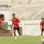 Berikut adalah beberapa alternatif judul untuk "Marcos Reina Tertantang Bawa Persik Kediri Bersaing di Super League":

1. "Marcos Reina: Misi Bawa Persik Kediri Bersinar di Super League"
2. "Tantangan Baru: Marcos Reina akan Bawa Persik Kediri ke Puncak Super League"
3. "Menduduki Panggung Super League: Marcos Reina Ambisi Bawa Persik Kediri Berprestasi"
4. "Marcos Reina Siap Uji Ketangguhan Bersama Persik Kediri di Super League"
5. "Menatap Super League: Marcos Reina Benahi Strategi Persik Kediri"
6. "Marcos Reina dan Ambisi Mengangkat Persik Kediri di Super League"
7. "Bersiap Menghadapi Tantangan: Marcos Reina dan Persik Kediri di Super League"

Silakan pilih atau modifikasi sesuai kebutuhan!